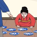 "Banchō Sarayashiki"-Zeichnung von Jeremie Michels. Das Bild zeigt eine japanische Frau in einem roten Kimono. Sie kniet nach vorn gebeugt auf dem Boden und starrt mit leicht offenem Mund 9 blau-weiße Teller an, die vor ihr auf dem Boden liegen. Im Vordergrund steht ein Mann in altmodischer japanischer Kleidung, eine Hand in die Hüfte gestemmt, und zeigt mit dem rechten Zeigefinger auf die Teller.